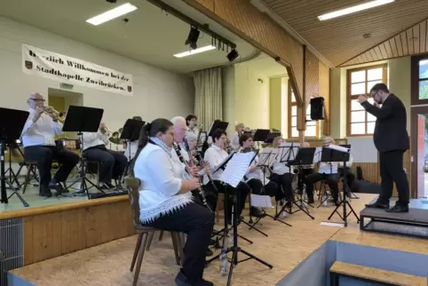 Die beiden Bläserklassen der Zweibrücker Stadtkapelle mit ihrem Dirigenten Janis Külchen. 