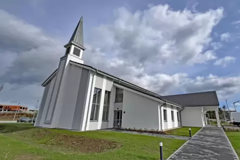 Das neue Gemeindezentrum der Kirche Jesu Christi der Heiligen der Letzten Tage: Im Turm gibt es keine Glocken.