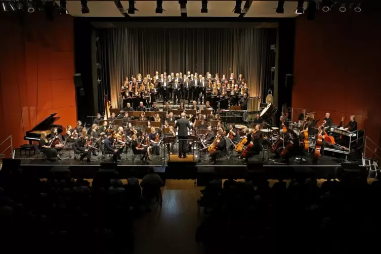 Der Chor bei einem Konzert in der Wörther Festhalle 2019. 