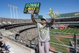 Ein Fan beim letzten Heimspiel der Oakland A's. In Trauer mischt sich Wut.