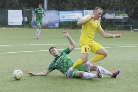 Kein Durchkommen für Morlauterns Florian Bicking: Marcel Steinhofer vom FV Engers trennt ihn vom Ball.