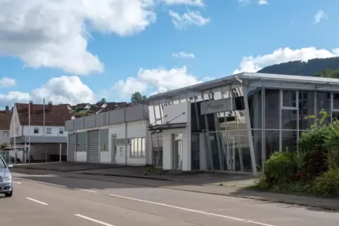 Garage (links), Filiale (Mitte) und das Plateau mit Böschung (rechts) gingen an drei verschiedene Käufer. 