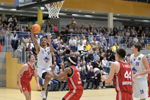 33:26: Neuzugang Latrell Großkopf (am Ball) trifft, zum Halbzeitstand.