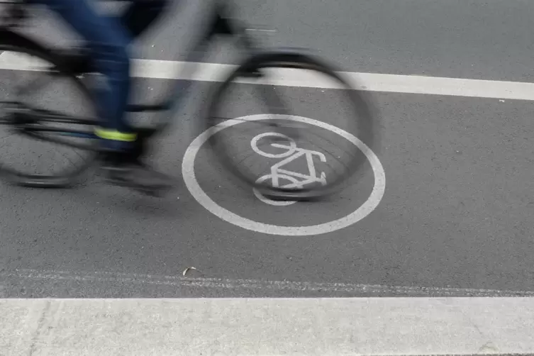 Das Kind wurde von einem Fahrrad erfasst. 