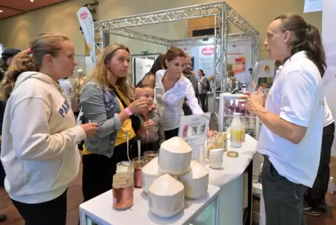 Einer der Trends: Christian Lück (Wild & Coco) verfeinert Produkte mit thailändischer Kokosnuss. Besucher greifen am Stand gerne