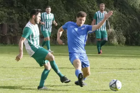 Ammar Kordiya (links) vom TuS Dannenfels und Jan-Benedict Mai von der SG Münsterappel kämpfen um den Ball.