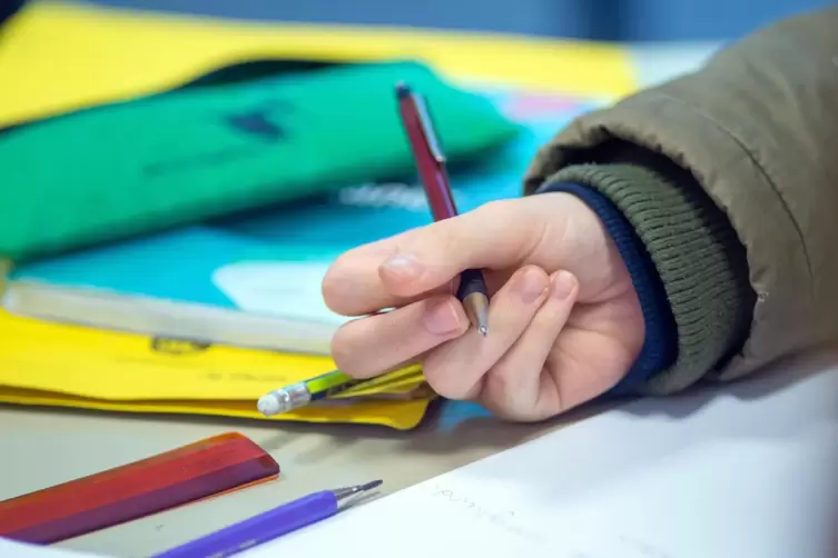 Das Mädchen wollte in die Schule, durfte aber über Monate hinweg den Unterricht nicht besuchen. 