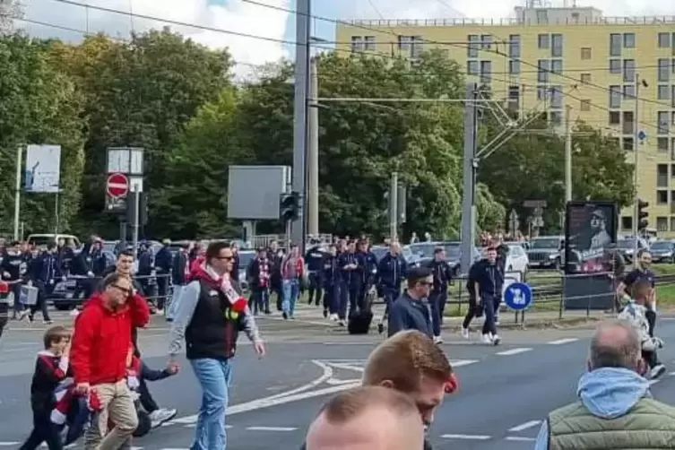 Unfreiwilliger Spaziergang: die Profis des Karlsruher SC auf dem Fußweg ins Stadion. 