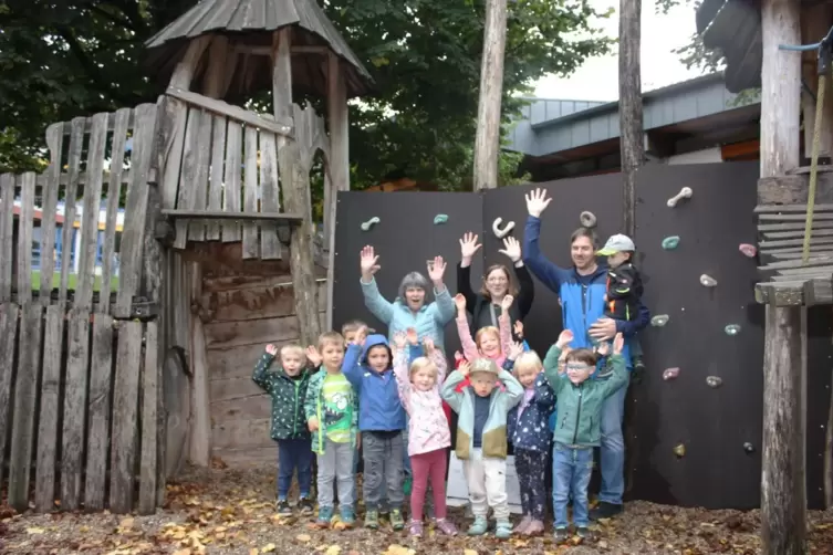 Kinder der Kita St. Martin Busenberg nahmen jetzt mit Freude ihre neuen Spielgeräte in Besitz.Mit dabei Reihe hinten von rechts: