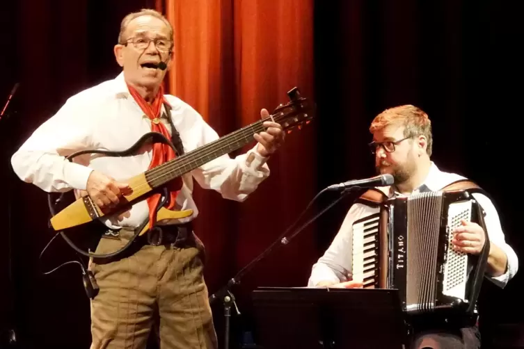 Samba für die Lauterer Fruchthalle: Gitarrist Mauro Roberto Harff und Akkordeonist Luciano Rhoden.