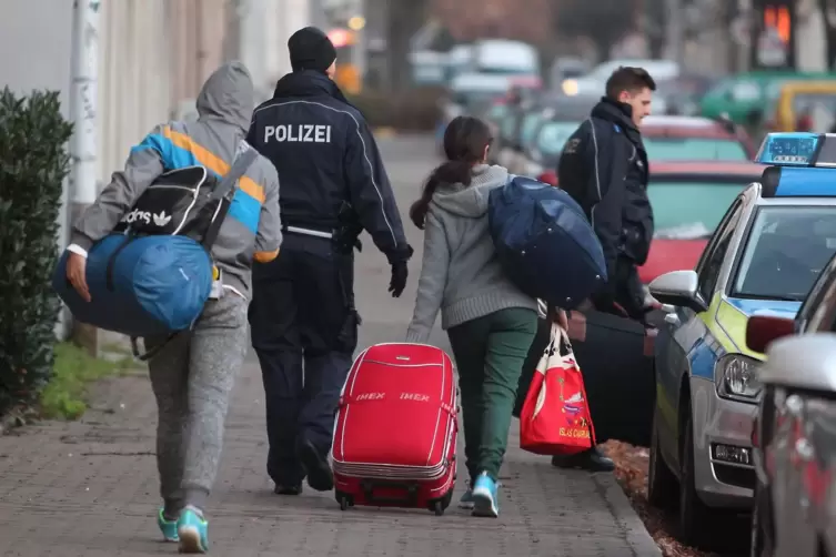 An den Rückführungen sind stets auch Polizeibeamte beteiligt. 