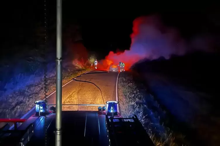 Viel Rauch und Flammen: Die Feuerwehrleute waren drei Stunden im Einsatz. Das Auto brannte aus, die Insassen aber blieben unverl