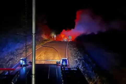 Viel Rauch und Flammen: Die Feuerwehrleute waren drei Stunden im Einsatz. Das Auto brannte aus, die Insassen aber blieben unverl