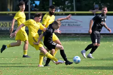 Gegen den FV Dudenhofen (in Gelb) setzte es damals eine 0:2-Niederlage. 