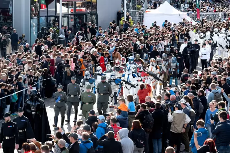 Glanzlicht des Treffens: große Parade mit der dunklen Seite der Macht und den Guten in Eintracht.