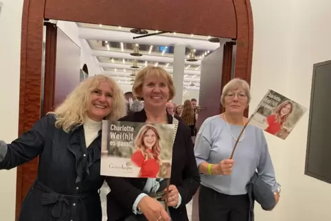 Gut gelaunte Weinköniginnen-Wahl-Fans aus der Südpfalz (von links): Elke Burret, Elisabeth Steinmann und Bernadette Scherm. 