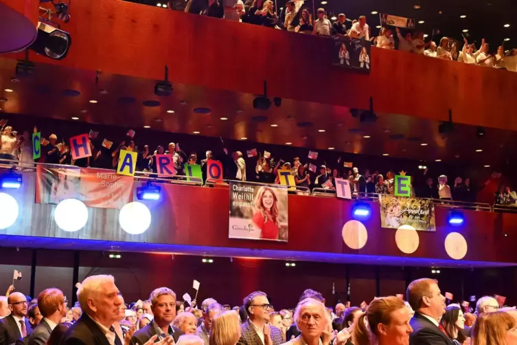 Unübersehbar und unüberhörbar: Charlottes Fanclub auf der Empore des Neustadter Saalbaus. Die Gönnheimer waren im Fanbus angerei