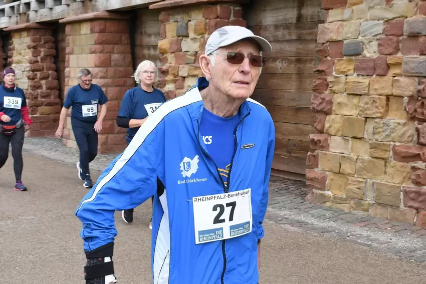 Hut ab: Ludwig Mesel, mit 89 Jahren ältester Läufer, legte 23 Runden – gut 15 Kilometer – zurück.