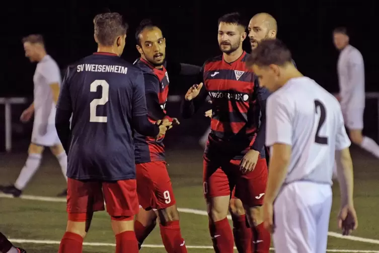 Großer Jubel beim Abendspiel des SV Weisenheim am Sand mit dem zweifachen Torschützen Ayoub Mansouri (2.von links) bei der Heimp