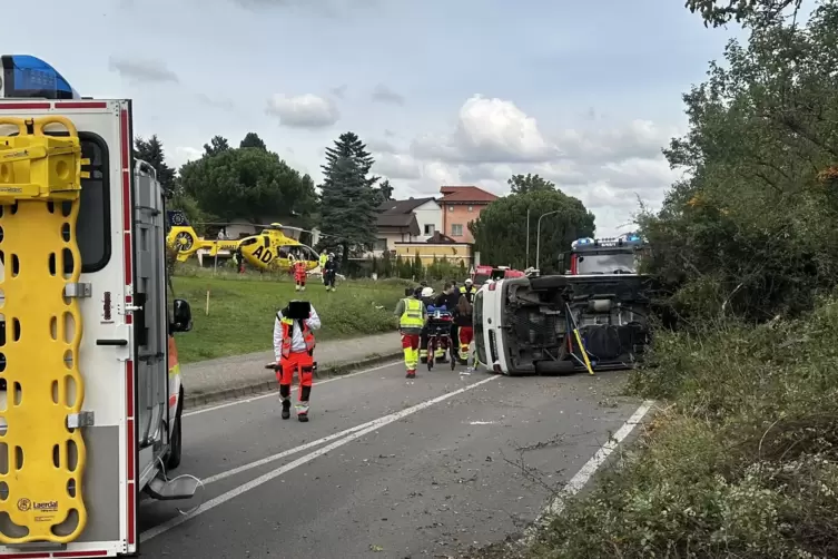 Drei Menschen wurden bei dem Unfall verletzt. 