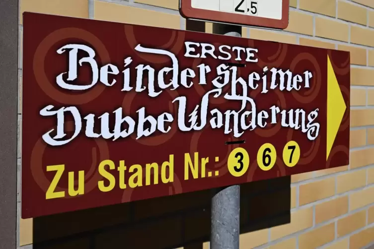 Hinweisschilder führten die Teilnehmer der Dubbewanderung sicher durchs Dorf.