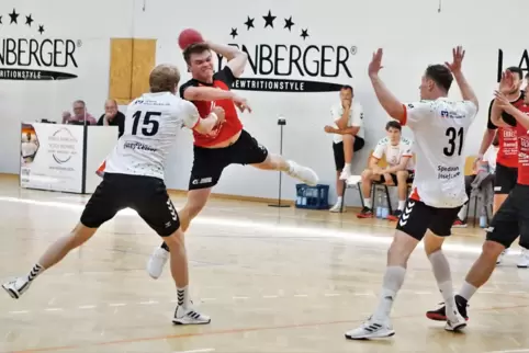 Wirft jetzt für Dudenhofen/Schifferstadt Tore: Nils Chrust (am Ball). 