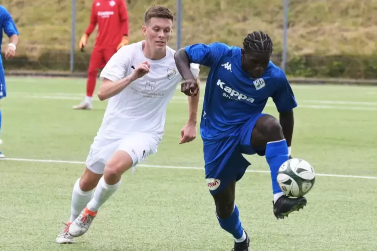 FKP-Außenverteidiger Francis Sesay (rechts, hier bei einem Turnier in der Vorbereitung gegen die SG Rieschweiler) bot wieder ein