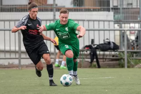 In Rheinzabern: Der Neuburger Nuno Sartingen (links) im Laufduell mit Dustin Thierjung. 