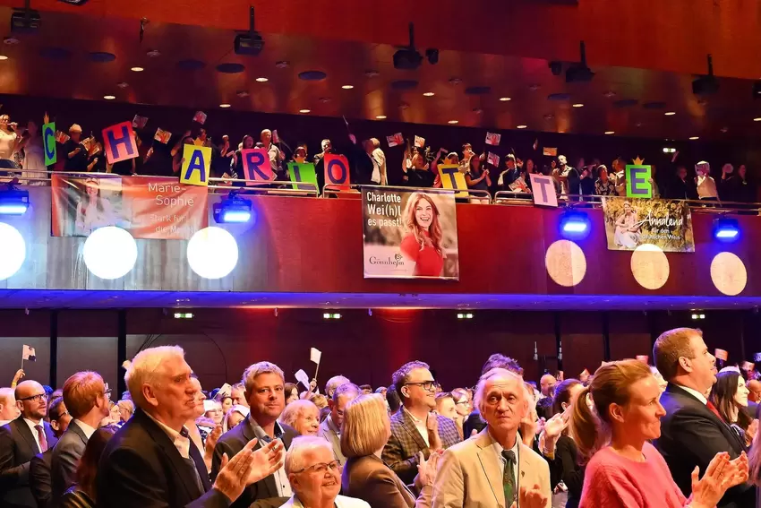 Blick in den Neustadter Saalbau: Die Fans aus Gönnheim waren nicht zu überhören.