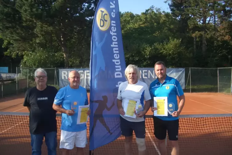 Die Besten in der Pfalz kommen vom TC Dudenhofen: Sportwart Ralf Himmelsbach und die Meister Peter Dieterle, Helmut Hauck, Thoma