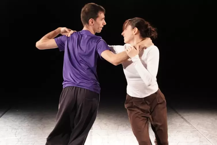 Leonardo Changs Premiere und Choreographie „Sleep Easy“ ausgeführt von den Tänzern Joelina Rietsche und Vladimir Staica widmet s