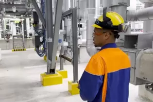 Chemikant Luca Boukari zeigt seine Arbeit in der BASF in der Video-Serie 9to5.