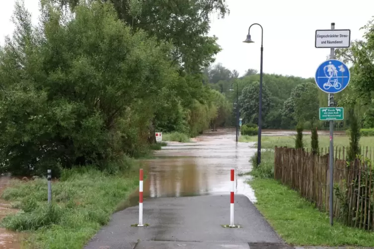 Wegen der Folgen des Pfingsthochwassers – unser Bild zeigt den Radweg zwischen Bahnhofs- und Wiesenstraße – glaubt Denise Florl,