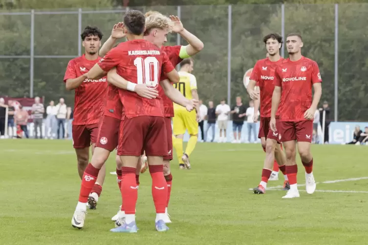 Jubelnde Spieler des 1. FC Kaiserslautern II, wie hier Shawn Blum (vorne) mit Mika Haas im Spiel gegen Morlautern, sind in diese