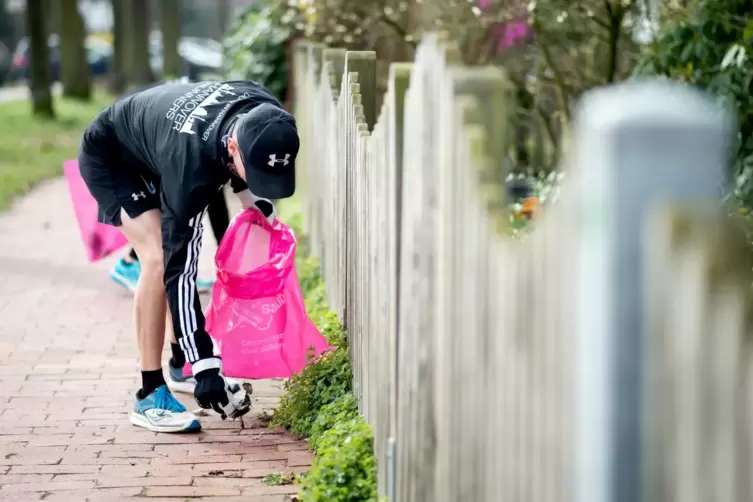 Plogging nennt man die Kombination aus Jogging und Müllaufheben. Beim Spazierengehen kann man das natürlich auch praktizieren un