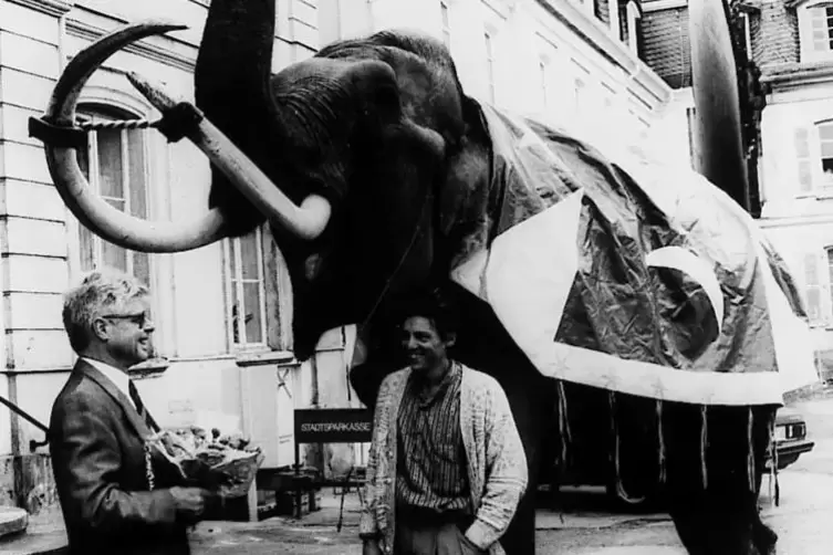 Besuch vom Zirkus: Ein Elefant macht Jürgen Lambert (links) seine Aufwartung. Das Foto entstand in den 90er Jahren. 