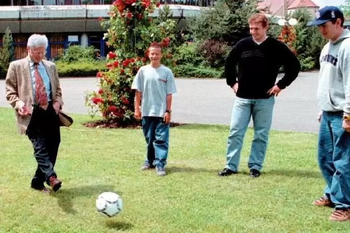 Immer am Ball: Lambert kickt 1999 mit der Fußball-AG des Helmholtz-Gymnasiums.