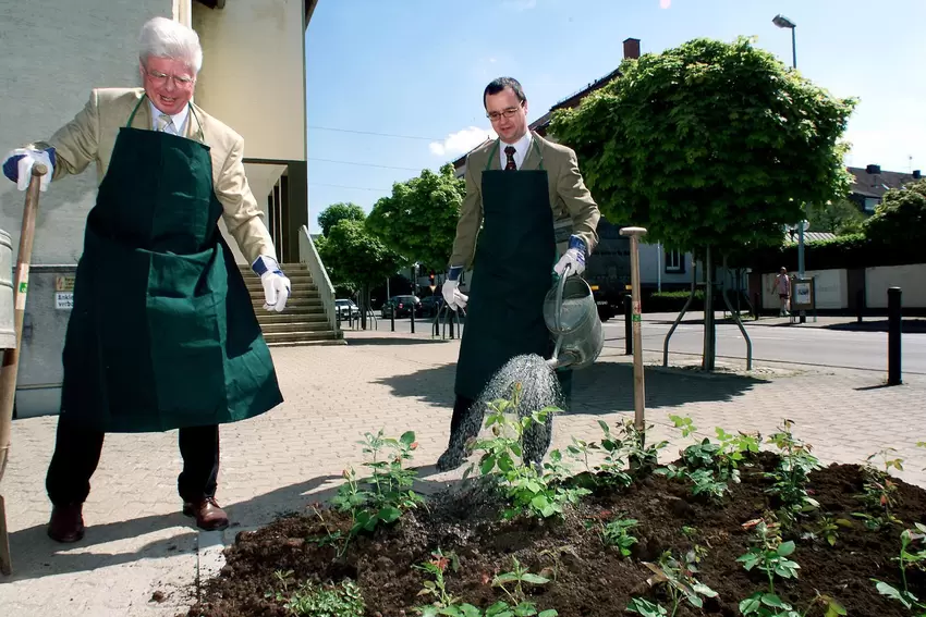 2001: Jürgen Lambert (links) und RHEINPFALZ-Verleger Thomas Schaub pflanzten in der Poststraße RHEINPFALZ-Rosen.