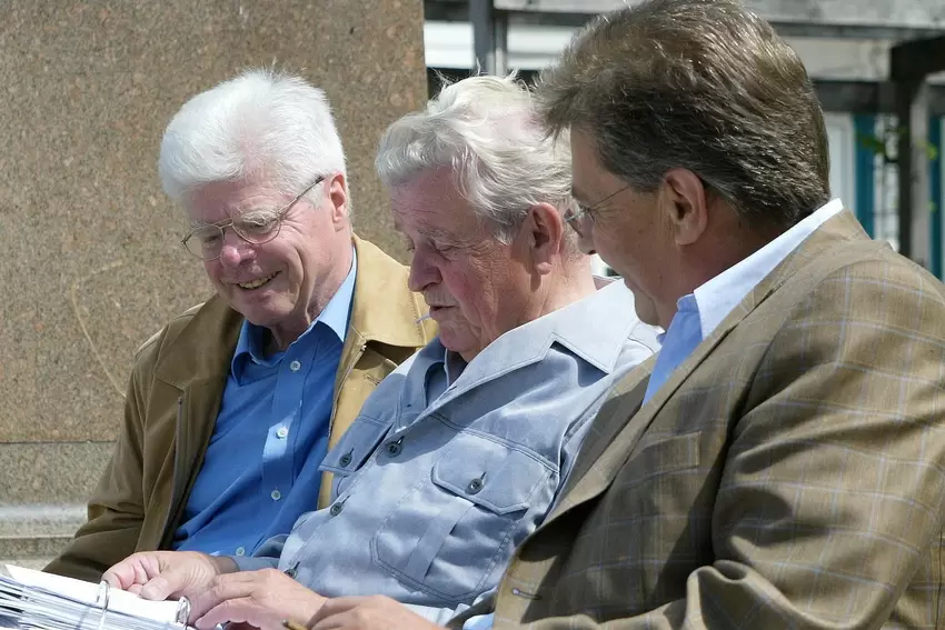 2004: Alt-OB-Treffen auf der Bank neben dem Bismarck-Denkmal: Jürgen Lambert, Werner von Blon und Hans Otto Streuber.