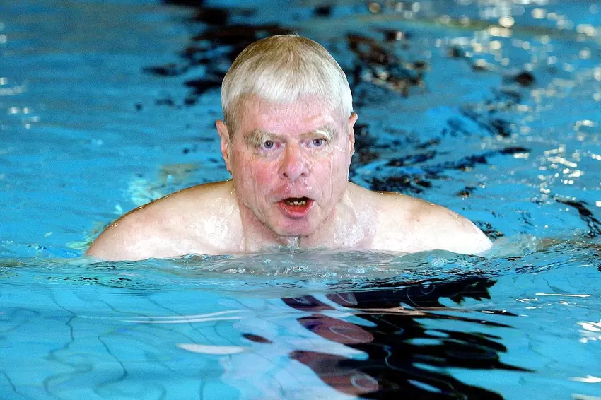 Sportlich: Jürgen Lambert beim Schwimmen im Hallenbad.