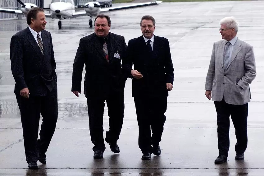 2001: Auf dem Flugplatz-Vorfeld (von links): Günther Eymael, Peter Schmitt, Klaus Herresthal und OB Jürgen Lambert