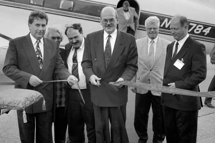 1994: Der zivile Flugbetrieb auf dem Zweibrücker Flugplatz startet. Von links: Hans Otto Streuber, Heidrun Gauf, Kurt Pirmann, S