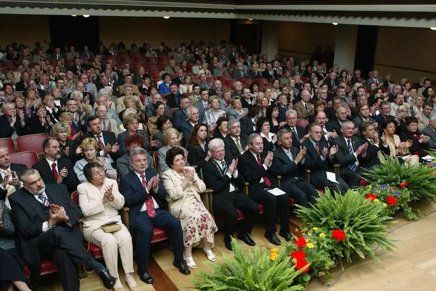 Die Festhalle war vollbesetzt bei der Verabschiedung Lamberts im Mai 2004.