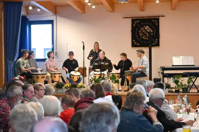 Trommelrhythmen zum Geburtstag: Die Bum Chaka Bum Gang der Hans-Zulliger-Schule in Grünstadt eröffnete den Festakt. 