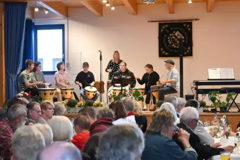 Trommelrhythmen zum Geburtstag: Die Bum Chaka Bum Gang der Hans-Zulliger-Schule in Grünstadt eröffnete den Festakt. 