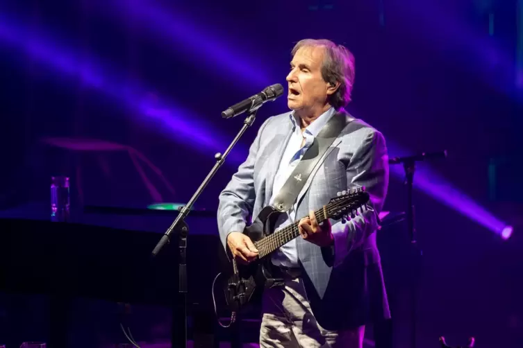 Wurde einst mit „Lady In Red“ zum Superstar und begeistert auch mit 75 Jahren noch seine Fans: der Ire Chris de Burgh in Wörth. 