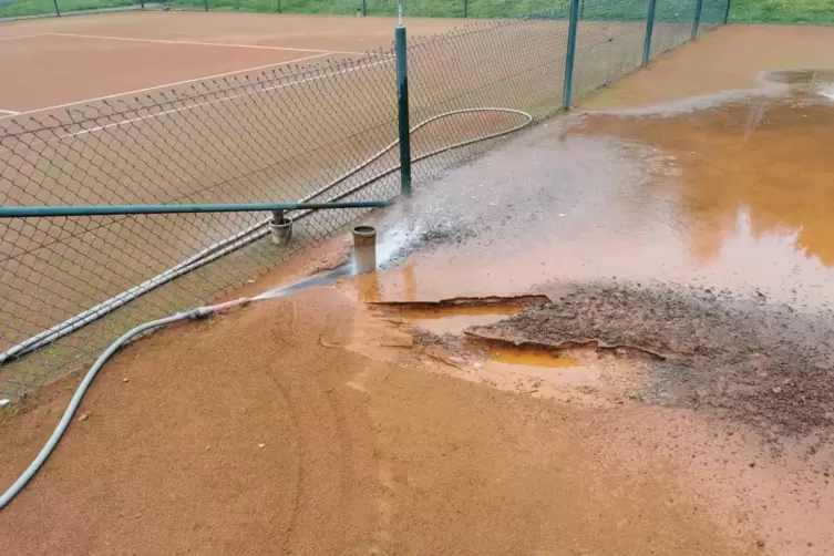 Unbekannte haben die Tennisplätze geflutet und stark beschädigt. 