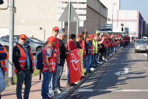 Unter anderem mit einer Menschenkette bis ins Stadtzentrum hat die Belegschaft von Tadano gegen die Pläne des Arbeitsgebers prot