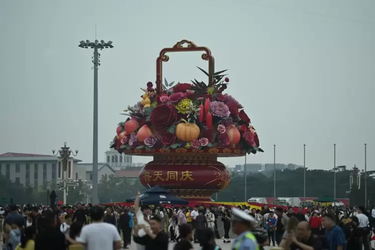 Ein riesiger Blumenkorb auf dem Platz des Himmlischen Friedens anlässlich des Jubiläums.