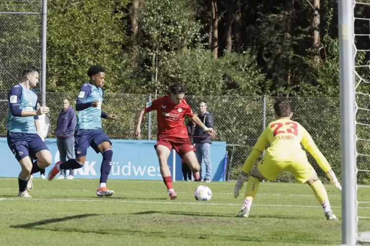 In aussichtsreicher Schussposition: FCK-U19-Spieler Dario Tuttobene (im roten Trikot) kann aber den Kölner Torwart Timo Schmitz 